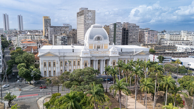 Vista a&eacute;rea do Pal&aacute;cio da Justi&ccedil;a de Pernambuco, sede do Tribunal de Justi&ccedil;a de Pernambuco, destacando a arquitetura hist&oacute;rica e a paisagem urbana do centro do Recife.