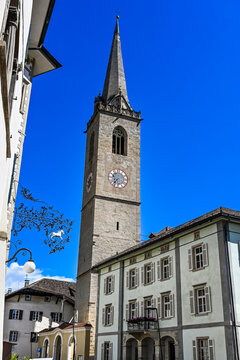 Kaltern, Caldaro, Weinstrasse, Weindorf, Kirche, Pfarrkirche, Kalterer See, Lago di Caldaro, Kirchturm, Marktplatz, Weinberge, Weinbauer, S&uuml;dtirol, Fr&uuml;hling, Sommer, Italien