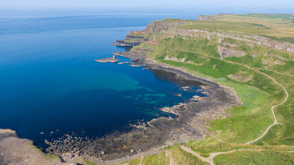 Obraz premium Dramatic drone aerial photography of the volcanic basalt columns and dramatic coastline at Giant's Causeway in Northern Ireland.