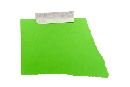 Papel verde rasgado con cinta adhesiva y borde irregular derecho sobre fondo negro