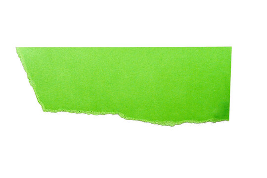 Papel rasgado verde con borde irregular aislado sobre fondo negro para dise&ntilde;o y composici&oacute;n gr&aacute;fica