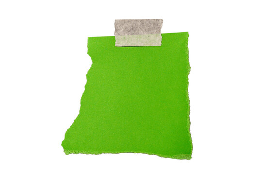 Papel verde rasgado con cinta adhesiva y espacio para texto aislado sobre fondo negro