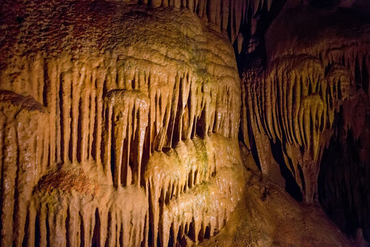 Flowstone speleothem formations in Luray Caverns, Virginia