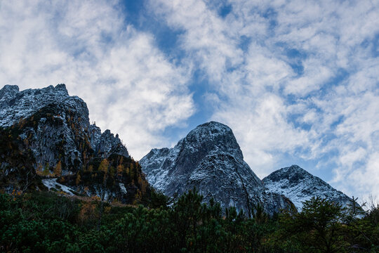 Huge Daeumling mountain range. Gosau Lake (Upper Gosausee) location. Austria 