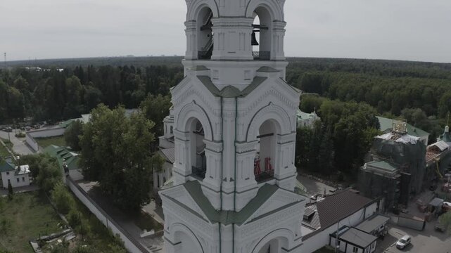 Drone vertical ascent at Nikolo Berlyukovskaya bell tower