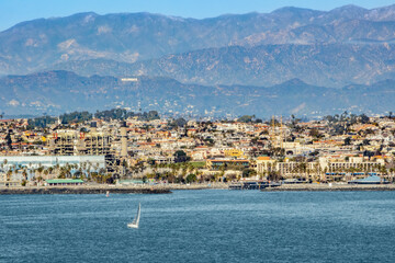 Fototapeta premium Redondo Beach coastline with Hollywood sign and distant mountains