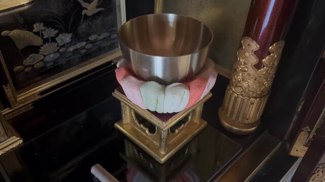 おりんを鳴らす