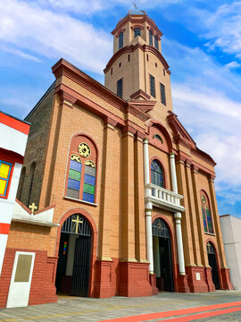 Ulloa, municipio del Valle del Cauca y su templo en el parque principal. Colombia.