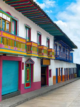 Ap&iacute;a, calle de casas de arquitectura colonial de la zona cafetera. Colombia.