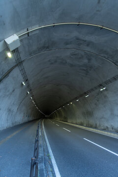 歩道と車道のある出口が見えないトンネル