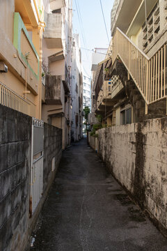 昼間でも建物の影で暗く細い路地裏の道