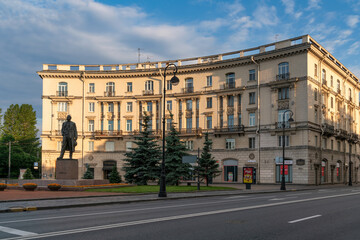 Fototapeta premium A residential building in the Soviet neoclassical style at the intersection of Kamennoostrovsky and Kronverksky Prospekts and a monument to Maxim Gorky, Saint Petersburg, Russia