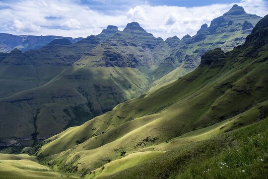 Mountain landscape of the Cathedral Range, view of Cathedral Peak or Cathedral Piek or Mponjwana, Drakensberg Mountains, KwaZulu-Natal, South Africa