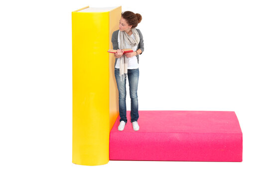 Junge Frau lie&szlig;t im stehen ein Buch