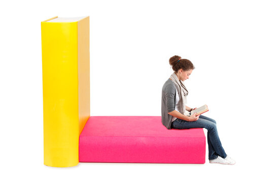Junge Frau lie&szlig;t ein Buch