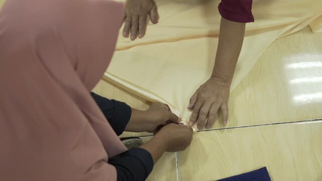 mothers make some handicraft on the handicraft class	