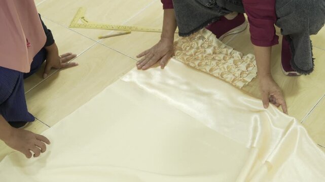 mothers make some handicraft on the handicraft class	