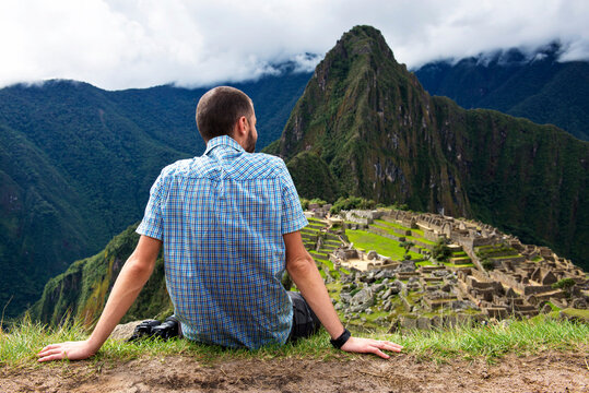 Peru, Machu Picchu region, Traveler looking at Machu Picchu citadel and Huayna mountain