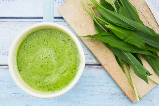 Casserolle of bear's garlic soup and fresh ramson leaves