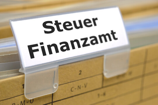 Ein H&auml;ngeordner f&uuml;r Papiere und Dokumente ist beschriftet mit einem  Reiter f&uuml;r Steuer Finanzamt