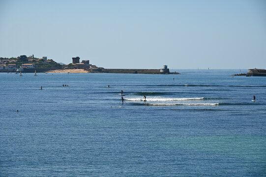 Surf et paddle dans la baie de Saint-Jean-de-Luz, devant le fort de Socoa