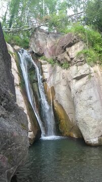 Cascada en Liri (Valle de Benasque) en c&aacute;mara lenta y formato vertical