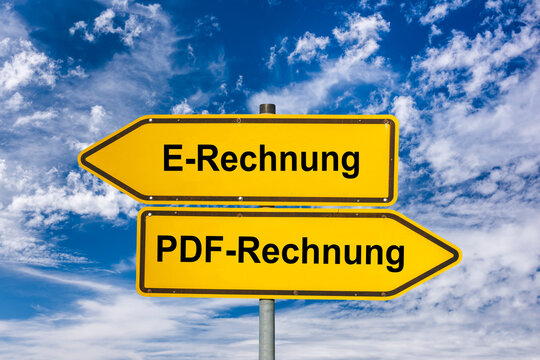 Zwei Wegweiser zeigen in unterschiedliche Richtungen mit dem Aufdruck E-Rechnung und PDF-Rechnung - FOTOMONTAGE