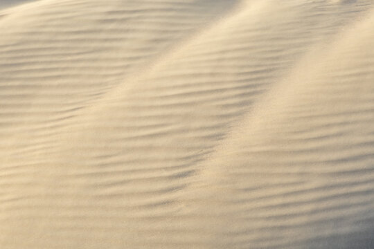 Hintergrund: Sand einer D&uuml;ne mit Wellen mit Wind
