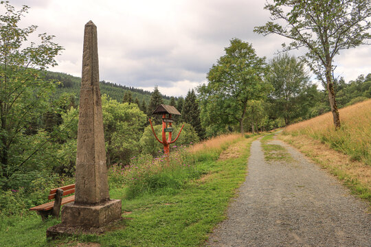 Radwandern im Erzgebirge;Alte Poststra&szlig;e mit Obelisk oberhalb von Oberwiesenthal