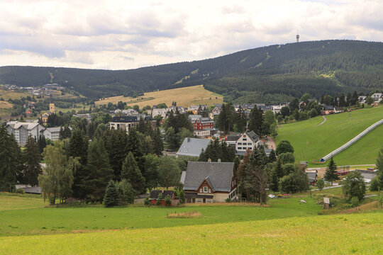 Blick auf den Kurort Oberwiesenthal mit Keilberg (1244)