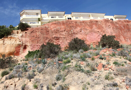 Ley de costas inmueble permiso y licencia ilegal riesgo derrumbe estrato y pliegue, piso al filo del barranco, concesi&oacute;n licencia y deslinde vivienda en precipicio