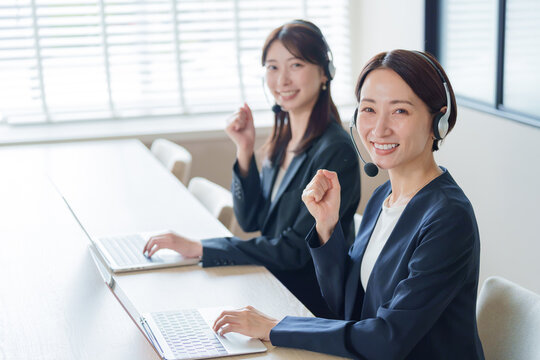コールセンターで働く女性