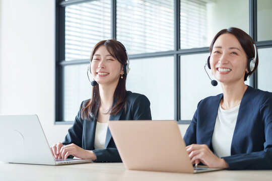 コールセンターで働く女性