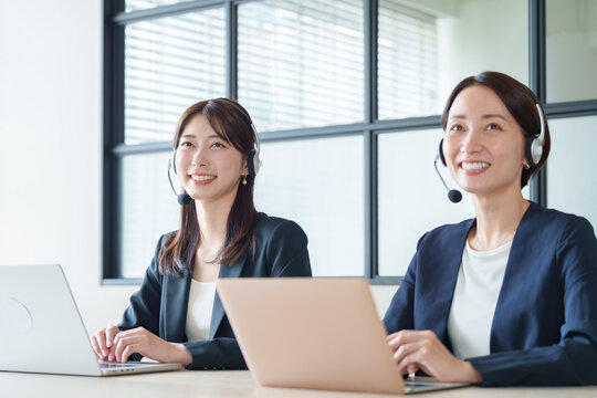 コールセンターで働く女性