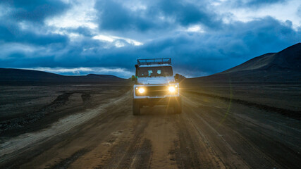 Off-Road Vehicle Driving Through Iceland Highlands at Dusk © Lukas Gojda