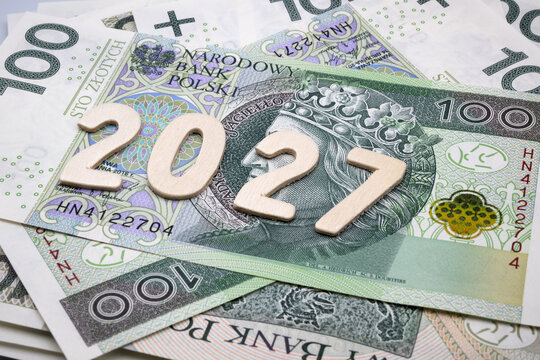 Polish 100-zloty banknotes and the date 2027.
