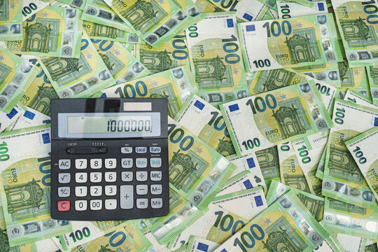 100-euro banknotes with a calculator. Calculate tax.