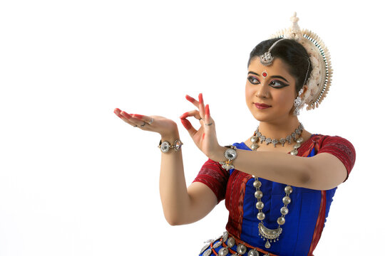 Odissi dancer performing jyoti mudra