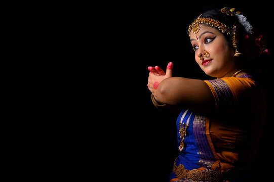 Kuchipudi dan cer depicting a chakra in her performance
