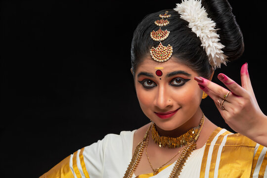 Mohiniattam dancer expressing the beauty of eyes through her dance