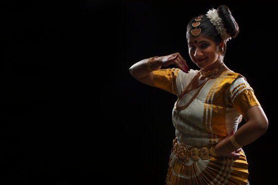 Mohiniattam dancer describing the beauty of a face through her dance form