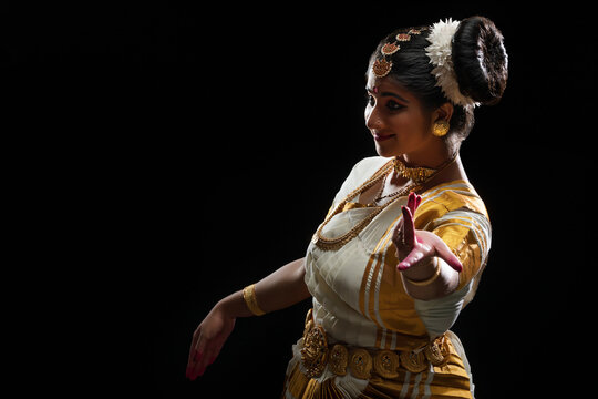 Mohiniattam dancer in Ardhachandra mudra 