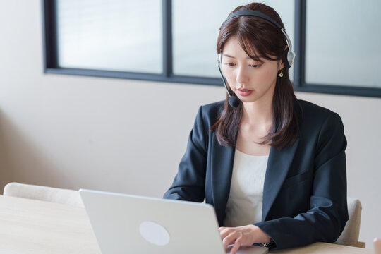 クレーム対応をするコールセンターの女性