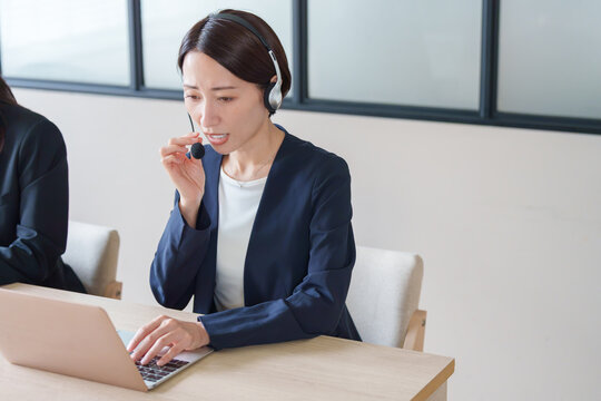 クレーム対応をするコールセンターの女性