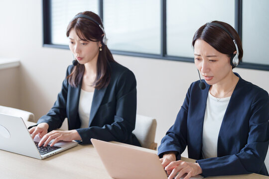 クレーム対応をするコールセンターの女性