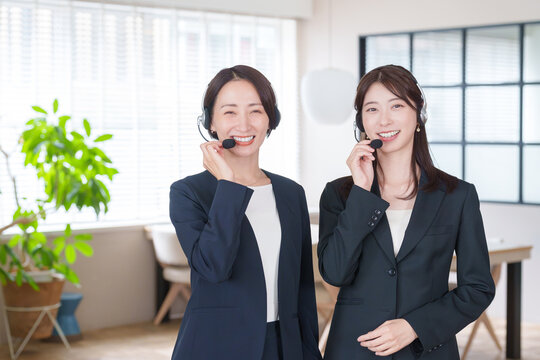 コールセンターで働く女性
