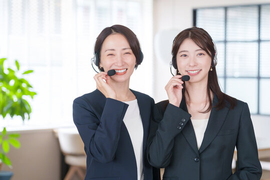 コールセンターで働く女性