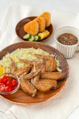 香ばしい手羽先唐揚げと焼きおにぎりのおうち和食ランチセット © Chikako Kamitori