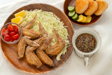 香ばしい手羽先唐揚げと焼きおにぎりのおうち和食ランチセット © Chikako Kamitori