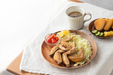 香ばしい手羽先唐揚げと焼きおにぎりのおうち和食ランチセット © Chikako Kamitori
